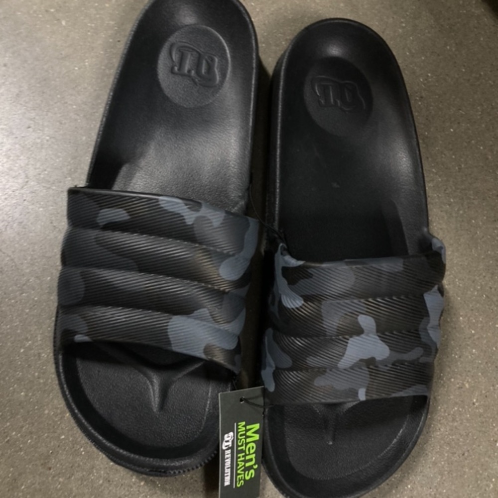 NWT Mens Revolution Dark Camo Slides